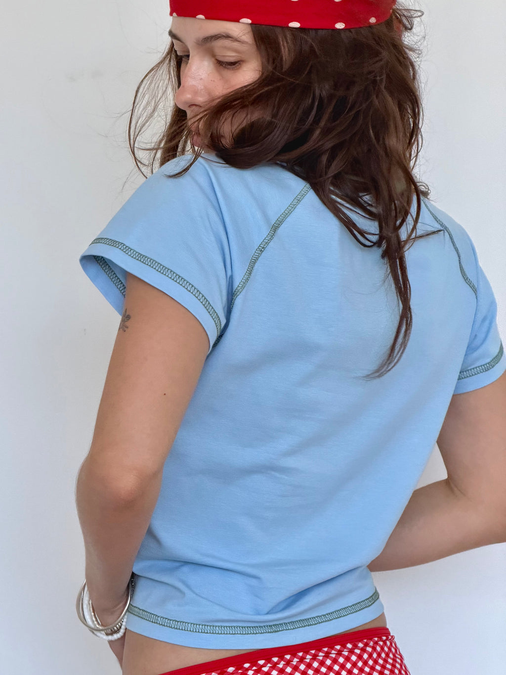 Футболка baby tee блакитна